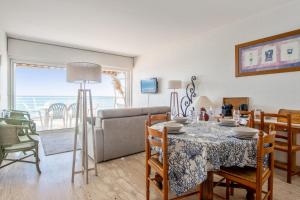 カーニュ・シュル・メールにあるSuperb apartment with balcon in front of the sea - Cagnes-sur-Mer - Welkeysのリビングルーム(テーブル、ソファ付)