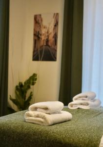 dos toallas blancas sentadas sobre una mesa frente a un espejo en Swiss Stay - 2 Bedroom Apartment close to ETH Zurich en Zúrich