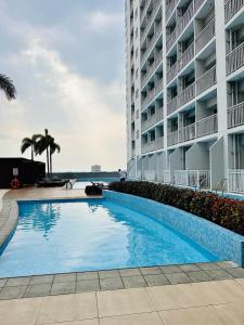 Breeze Residences Condominium 내부 또는 인근 수영장