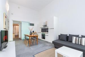 ein Wohnzimmer mit einem Sofa und einem Tisch in der Unterkunft Exclusive Loft Crocetta - Free Private Parking & Wi-Fi - 5 min To Metro Nizza in Turin