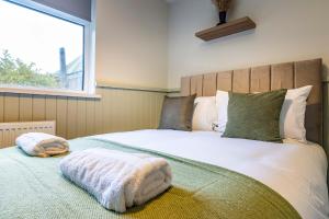 1 dormitorio con 1 cama blanca grande y ventana en 2 bed home Walking distance to QMC en Nottingham