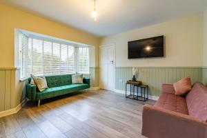 sala de estar con sofá verde y TV en 2 bed home Walking distance to QMC en Nottingham