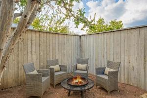 een patio met stoelen, een tafel en een vuurplaats bij The Judy in Harper