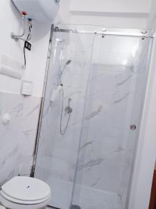 bagno con doccia e servizi igienici. di Appartamento di Giò a Palermo