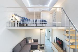 een woonkamer met een hoogslaper en een bank bij Exclusive Loft Crocetta - Free Private Parking & Wi-Fi - 5 min To Metro Nizza in Turijn