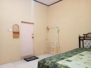 una habitación con una cama y una escalera en ella en Penginapan Syari'ah Parak Anau, en Tabing