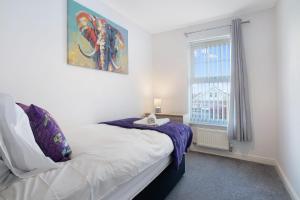 una piccola camera con letto e finestra di Charming 3 Bedroom House in Hartlepool, Sleeps 5 a Hartlepool