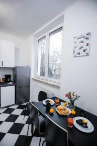 華沙的住宿－Cozy, fully equipped apartment in Mokotów district，用餐室配有餐桌和食物