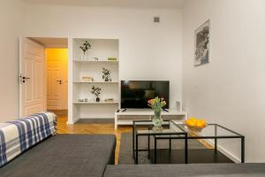 華沙的住宿－Cozy, fully equipped apartment in Mokotów district，带沙发和电视的客厅