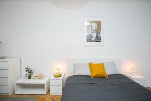 華沙的住宿－Cozy, fully equipped apartment in Mokotów district，一间卧室配有床和两个白色床头柜