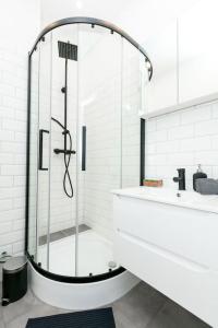 華沙的住宿－Cozy, fully equipped apartment in Mokotów district，带淋浴和盥洗盆的白色浴室