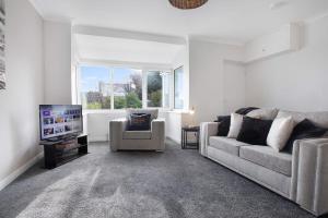 ピーターリーにあるSpacious Living Room & Modern Comforts, Sleeps 4のソファとテレビのあるリビングルーム
