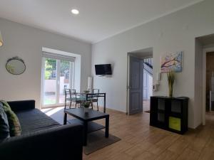 un soggiorno con un divano e un tavolo di Lightoasis Oeiras 4 a Oeiras