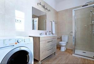 bagno con lavatrice e doccia di Lightoasis Oeiras 4 a Oeiras Altre 37 foto