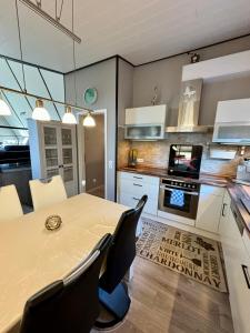 cocina con mesa y sillas en una habitación en Ferienhaus Veronika Odenwald, en Brensbach