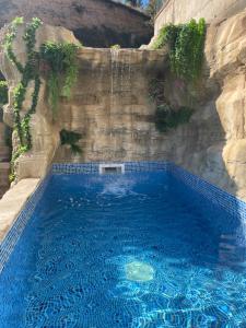 een groot zwembad met een waterval bij MEQUEDO VILLACOSTOSA in Alcañiz
