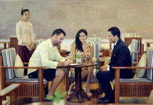eine Gruppe von drei Personen, die an einem Tisch sitzen in der Unterkunft Sokhalay Angkor Villa Resort in Siem Reap