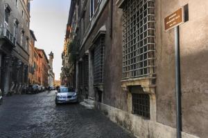 une voiture garée sur le côté d'une rue dans l'établissement Palazzo Donarelli, à Rome