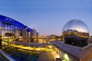 um edifício com uma grande bola em cima dele em Grand F2 60m2 Paris 19ème - La Villette & Stade de France em Aubervilliers