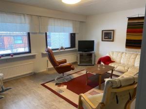 ein Wohnzimmer mit einem Sofa und einem Tisch in der Unterkunft Row house in Meltosjärvi in Meltosjärvi