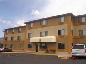 um edifício com um carro estacionado em frente em Super 8 by Wyndham Cedar City em Cedar City