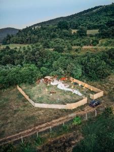 una vista aérea de un edificio en un campo en Loya Bungalov İznik en İznik