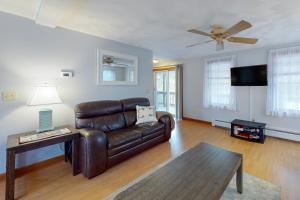 約克的住宿－Nubble View，客厅配有真皮沙发和平面电视