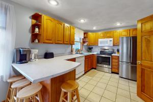 約克的住宿－Nubble View，厨房配有木制橱柜和不锈钢用具