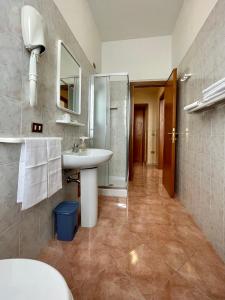 y baño con lavabo y espejo. en Locanda Settecamini, en Campello sul Clitunno