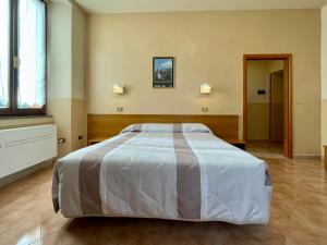 a bedroom with a large bed in a room at Locanda Settecamini in Campello sul Clitunno