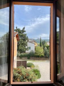 einen Blick aus dem Fenster eines Gartens in der Unterkunft Locanda Settecamini in Campello sul Clitunno