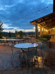 una mesa y sillas en un patio en Agriturismo Il Tiro, en Castel del Piano