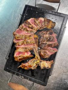 un montón de carne en una parrilla en Agriturismo Il Tiro, en Castel del Piano