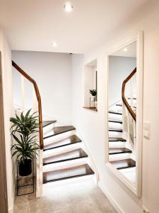 una escalera en una casa con una maceta en Schönes modernes Einfamilienhaus für 1 bis 6 Personen, en Rimpar