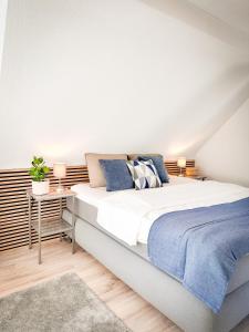 una camera bianca con un grande letto e un tavolo di Schönes modernes Einfamilienhaus für 1 bis 6 Personen a Rimpar
