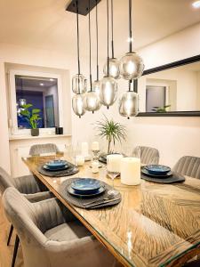 comedor con mesa de madera y sillas en Schönes modernes Einfamilienhaus für 1 bis 6 Personen, en Rimpar