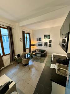 un soggiorno con un divano e un tavolo di Temple Apartments Paris a Parigi