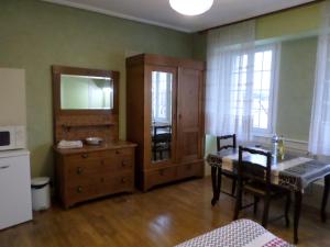 Photo de la galerie de l'établissement Grande chambre individuelle à lit double dans une maison de Maître de 1904, à Haguenau