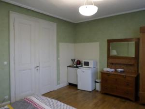 Photo de la galerie de l'établissement Grande chambre individuelle à lit double dans une maison de Maître de 1904, à Haguenau