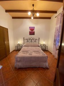 Łóżko lub łóżka w pokoju w obiekcie Casa de los Naranjos