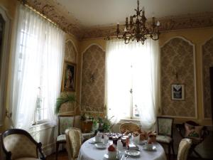 Photo de la galerie de l'établissement Grande chambre individuelle à lit double dans une maison de Maître de 1904, à Haguenau 2 autres photos