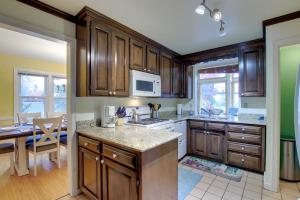 Η κουζίνα ή μικρή κουζίνα στο Lakefront Algoma Home with Deck, Grill and Fireplace