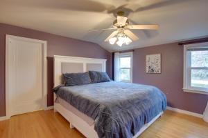 - une chambre avec un lit et un ventilateur de plafond dans l'établissement Lakefront Algoma Home with Deck, Grill and Fireplace, à Algoma