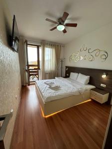 班斯科的住宿－Apartment in Belvedere Holiday Club 550 m from ski lift，一间卧室配有一张床和吊扇