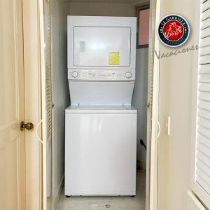 a washer and dryer sitting on top of a refrigerator at Departamento con 3 habitaciones, con capacidad para 8 personas, frente al mar in Tonsupa