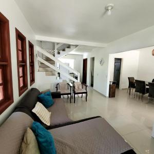 sala de estar con sofá y comedor en Residencial Rota do Sol Bombinhas Centro 100 metros da praia, en Bombinhas
