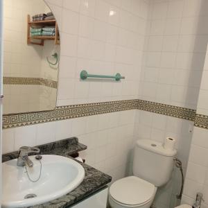 een badkamer met een toilet en een wastafel bij El refugio de lastres in Lastres