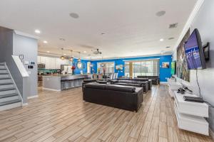 sala de estar amplia con sofás y cocina en Magic 14-Bedroom Home Perfect for an Incredible Stay for Up to 28 People, en Davenport