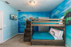 1 dormitorio con 2 literas y pared azul en Magic 14-Bedroom Home Perfect for an Incredible Stay for Up to 28 People, en Davenport