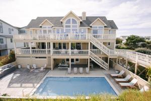 duży dom z basenem i domem w obiekcie LUXURY, OCEANFRONT, Pool, ELEV, Rec Rm, Beach Access, Ocean Views! WL983, Fairligh w mieście Corolla